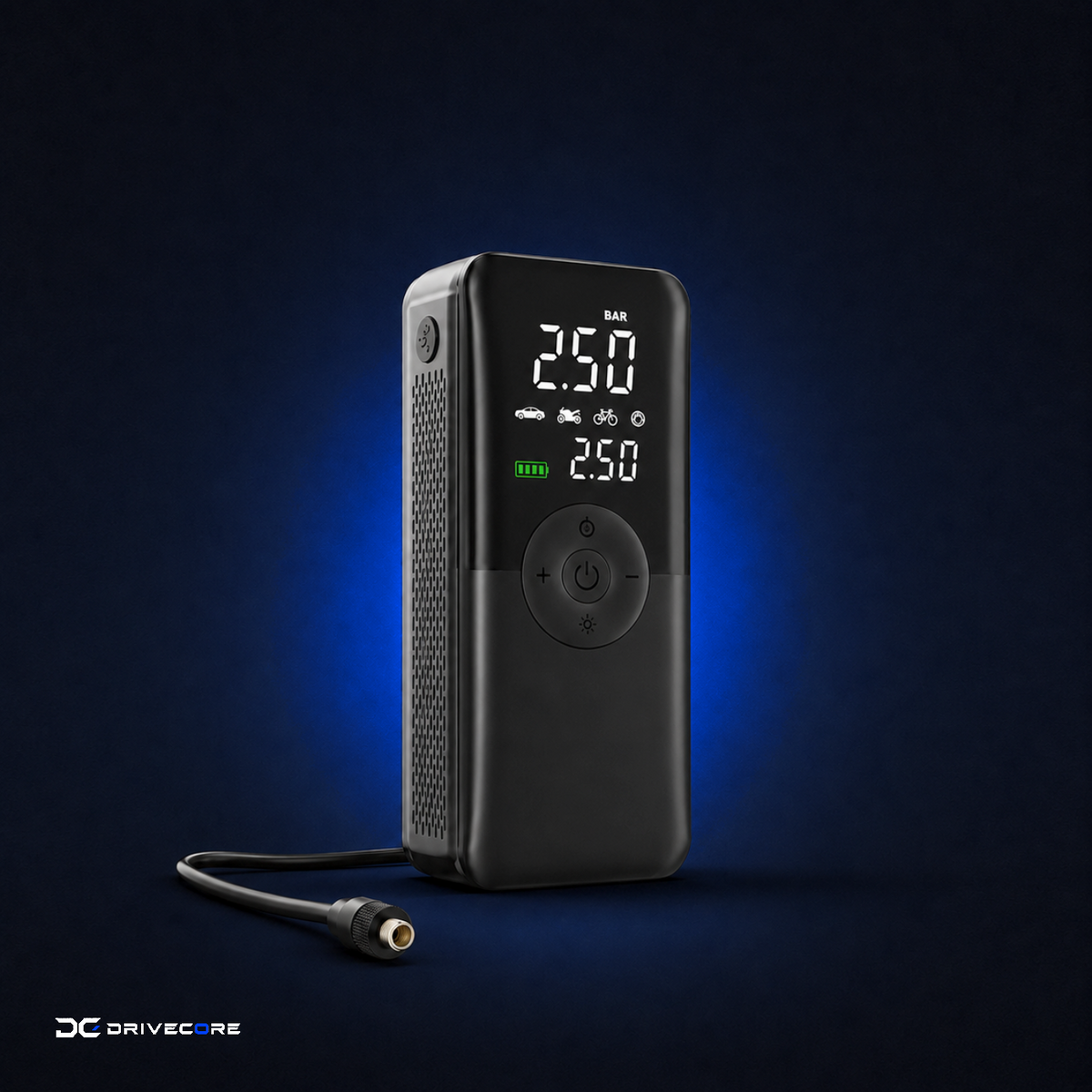 Inflador portátil DriveCore sobre fondo oscuro con la pantalla encendida marcando 2.50 BAR